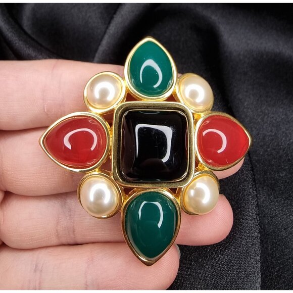 Vintage JOAN RIVERS Maltese Crest Brooch With Black Center Red & Green Cabochons - Picture 4 of 5